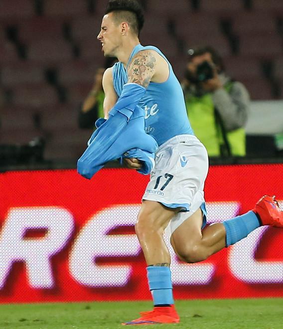 Il Napoli stende il Milan ridotto il dieci 