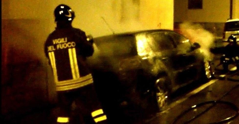 Auto a fuoco nella notte, non si esclude l’ipotesi dolosa