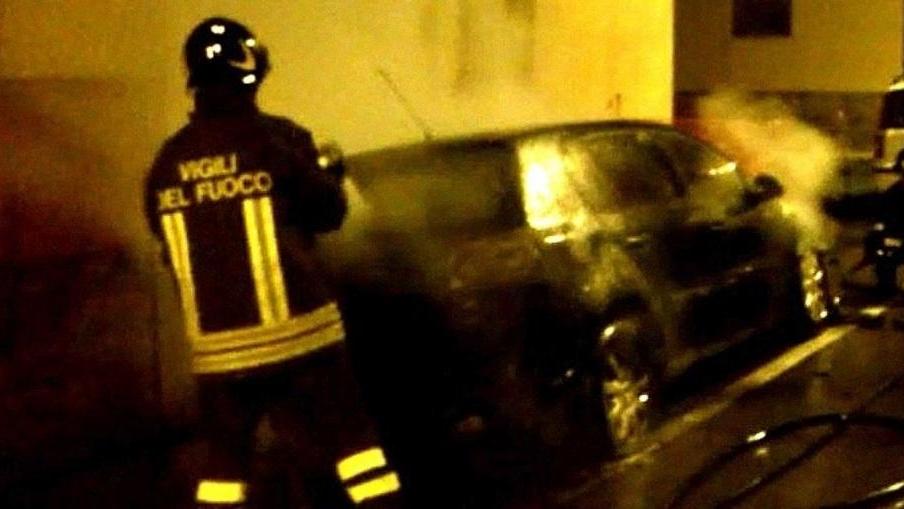 Auto a fuoco nella notte, non si esclude l’ipotesi dolosa