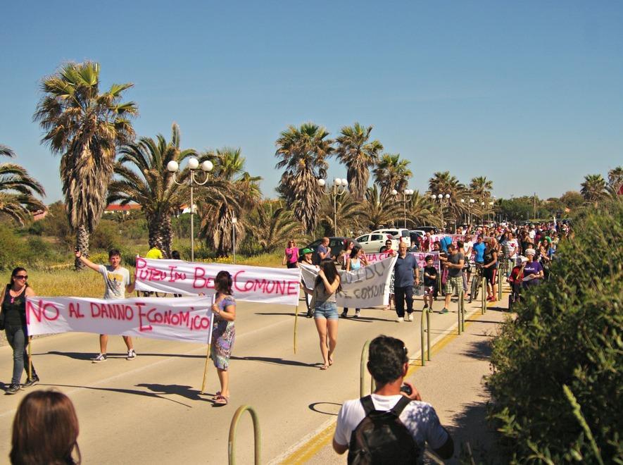 In 200 per la riapertura del lungomare 