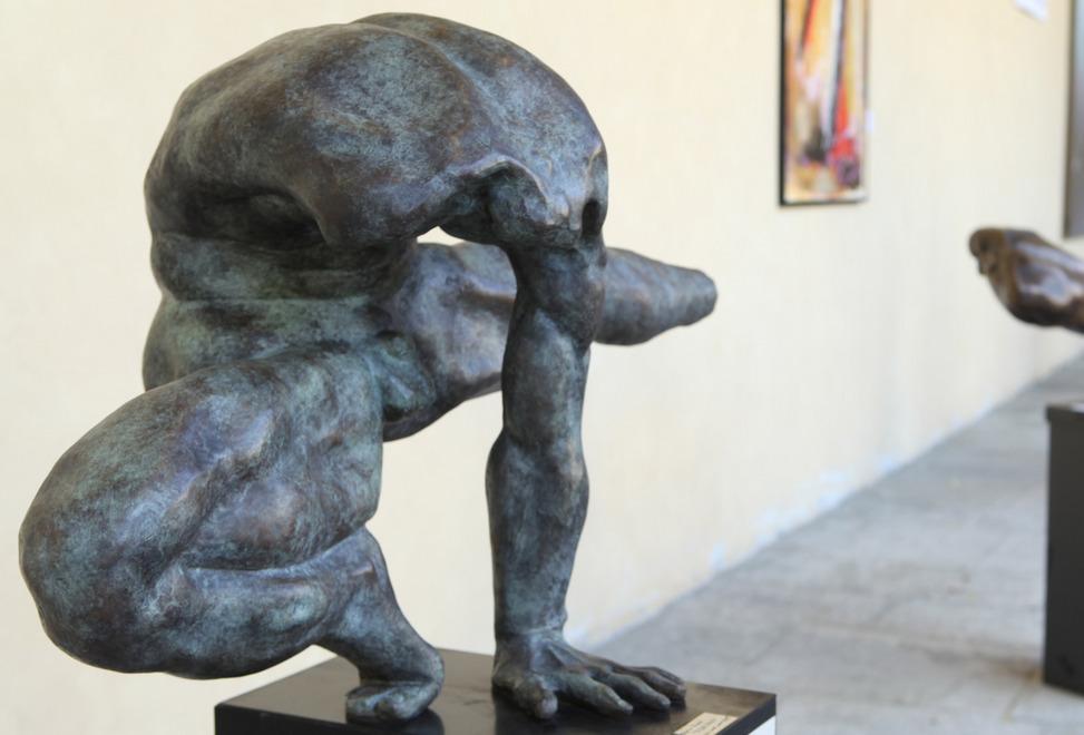 I “colossi” di Pavesi nella mostra allestita nella Prefettura