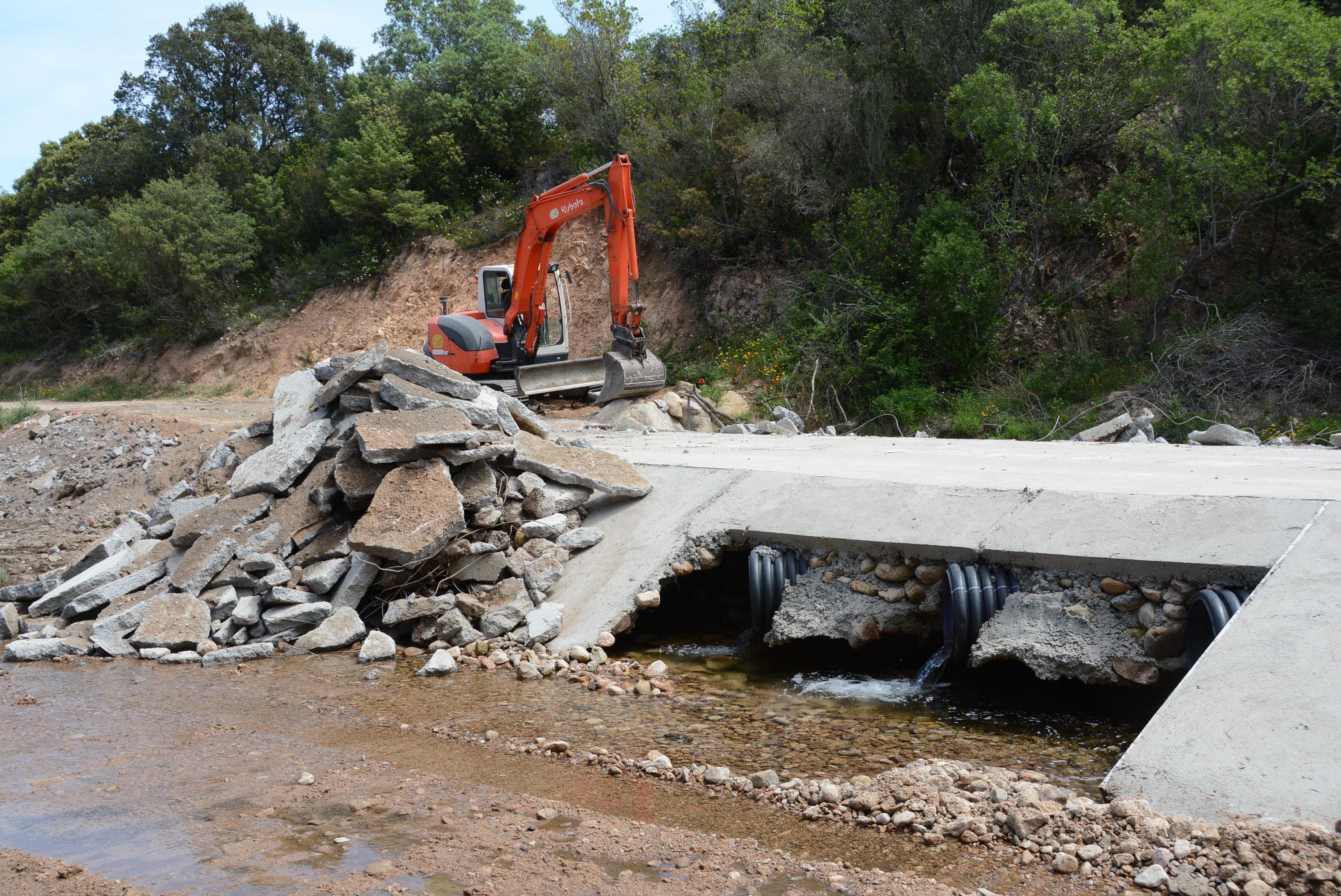 La ruspa demolisce il ponte sul rio Tortu a Olbia 