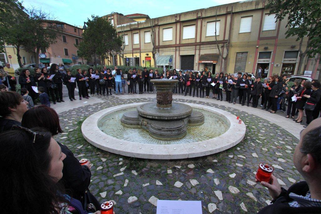 Gli insegnanti in piazza Vittorio Emanuele durante il flash-mob