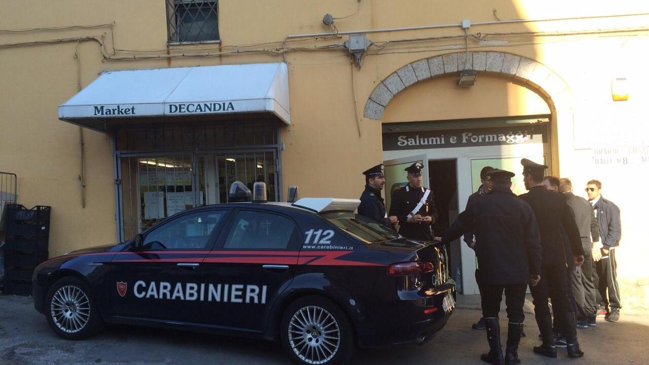La pattuglia dei carabinieri interviene nel market Decandia dove è avvenuto il furto 