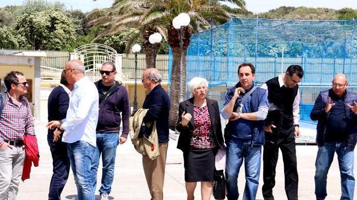 I consiglieri comunali e l'assessore Lemmetti in visita ai bagni Fiume accompagnati dai balneari