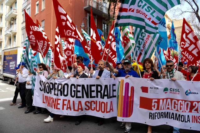Comincia la marcia dei manifestanti contro la riforma della scuola del governo Renzi (foto Mario Rosas)