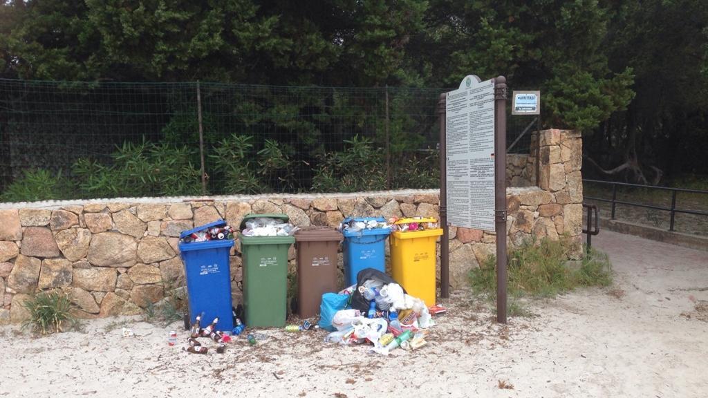 Rifiuti all'ingresso della spiaggia di Porto Istana