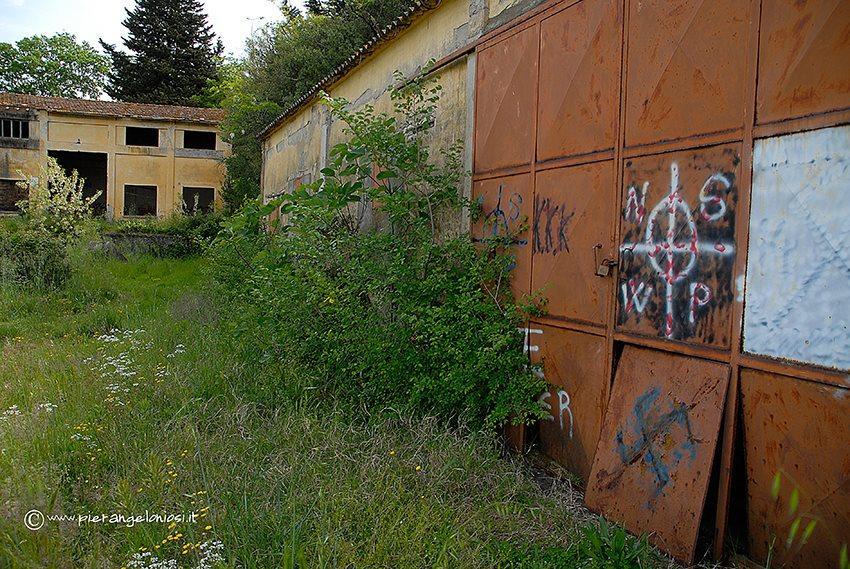 Svastiche e altri simboli nazifascisti al pozzo Camorra di Ribolla  (foto di Pier Angelo Niosi)