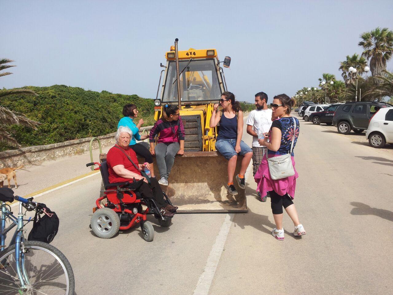 I disabili bloccano le ruspe sul lungomare 