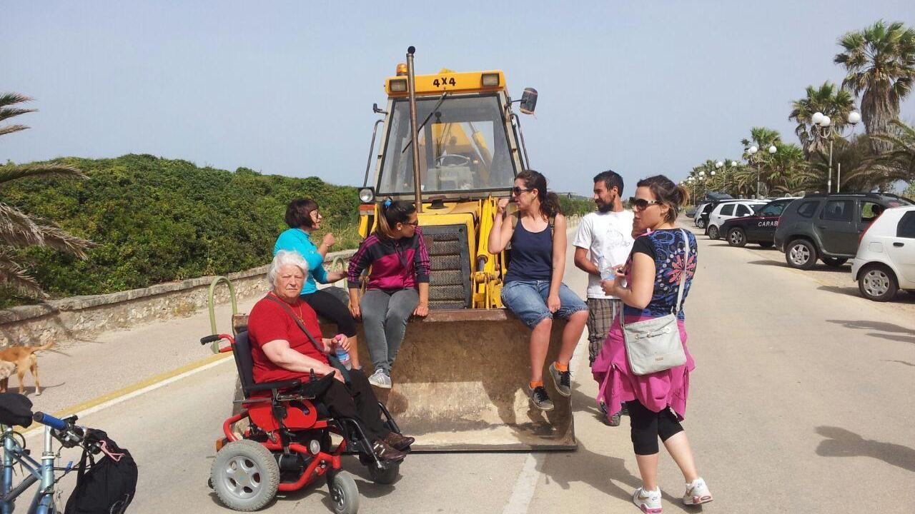 I disabili bloccano le ruspe sul lungomare