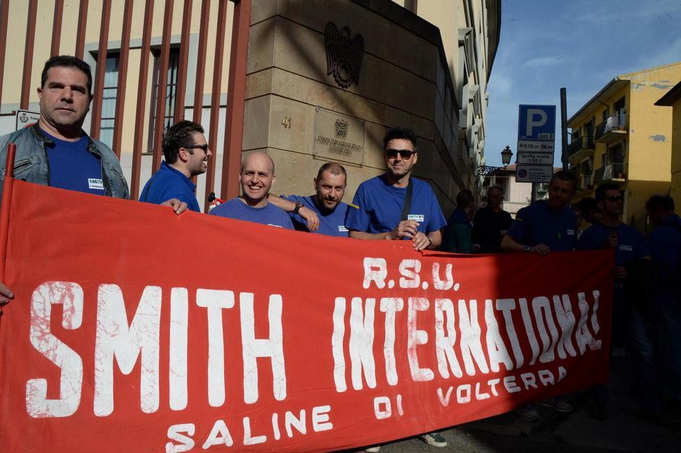 I lavoratori della Smith Bits durante una manifestazione (foto Franco Silvi)