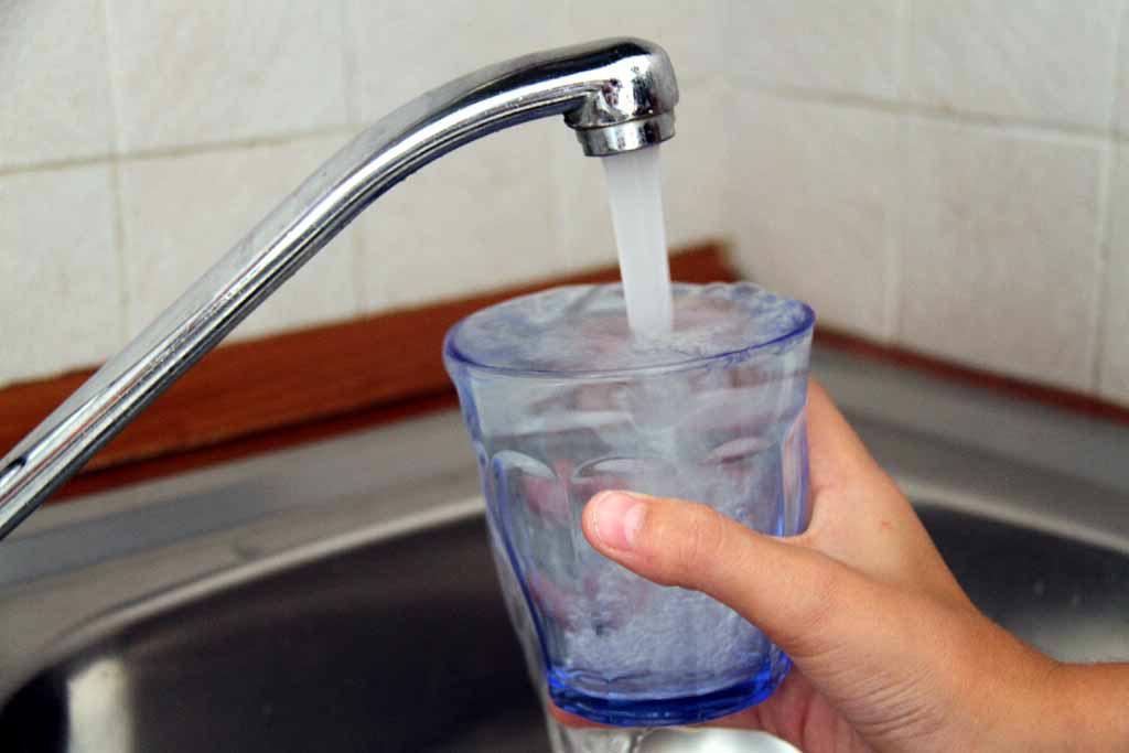 Acqua che sgorga da un rubinetto