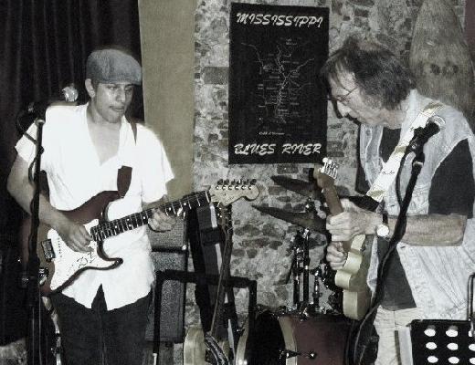 Manlio Pepe (a destra), durante un concerto alla Bodeguita