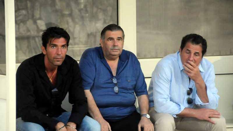 Nelso Ricci (al centro) con Gigi Buffon ai tempi della Carrarese