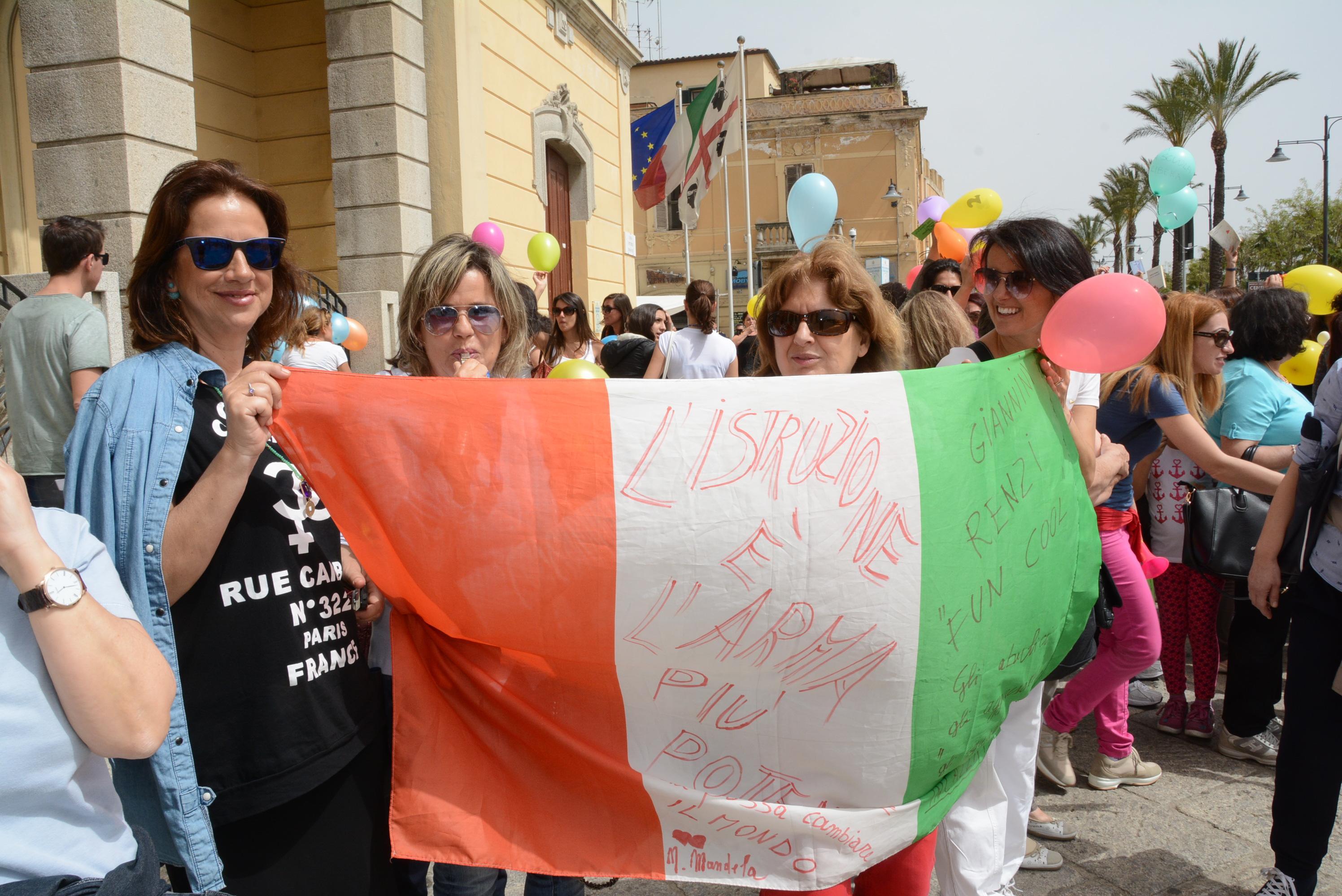 Colorato sit-in di protesta di studenti e insegnanti davanti al Comune 