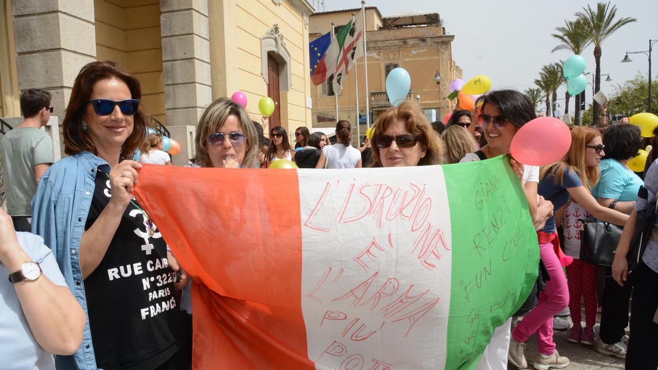 Colorato sit-in di protesta di studenti e insegnanti davanti al Comune