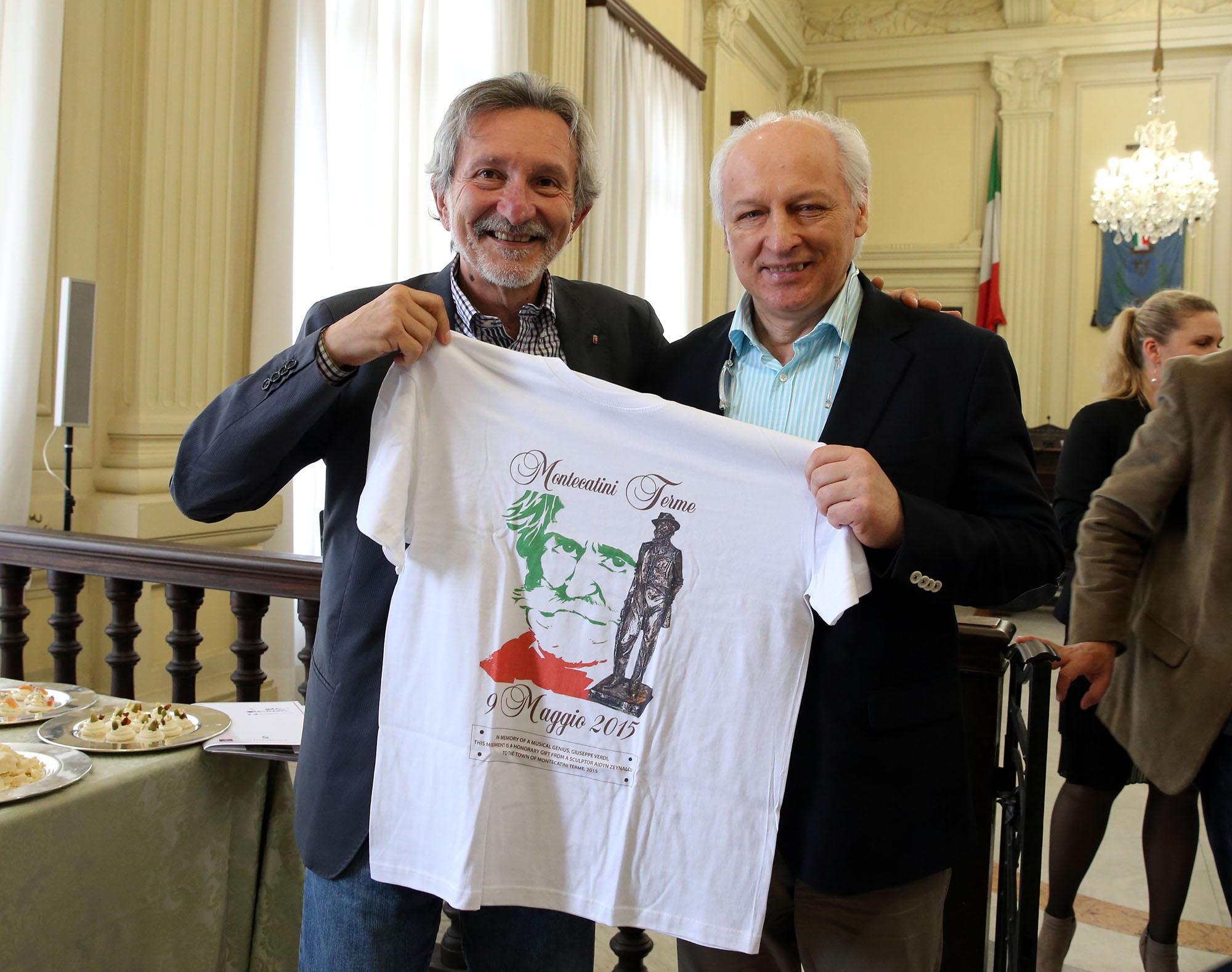 Il maestro Valery Vorona con il sindaco Giuseppe Bellandi mostra una maglietta con l'immagine della statua di Giuseppe Verdi (Foto Nucci)