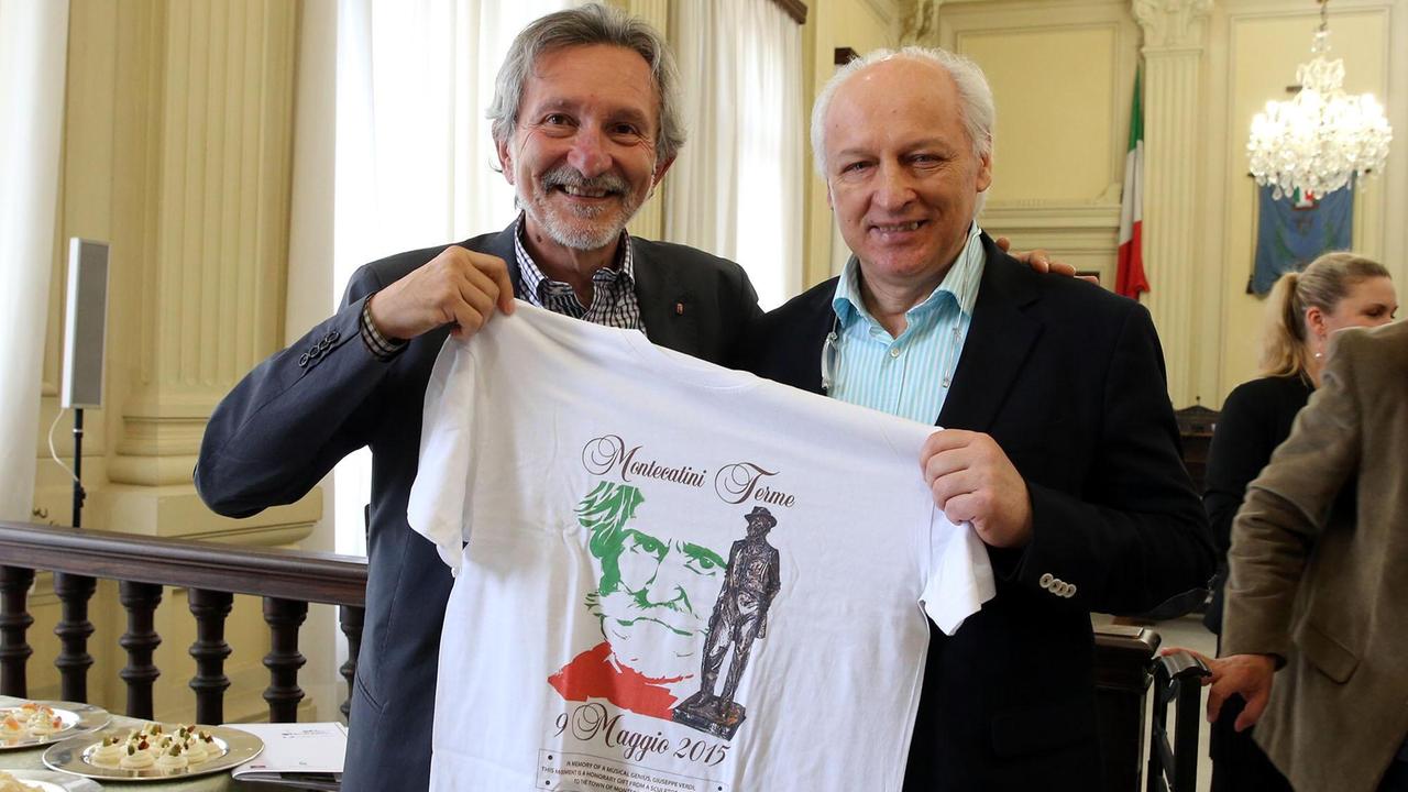 Il maestro Valery Vorona con il sindaco Giuseppe Bellandi mostra una maglietta con l'immagine della statua di Giuseppe Verdi (Foto Nucci)
