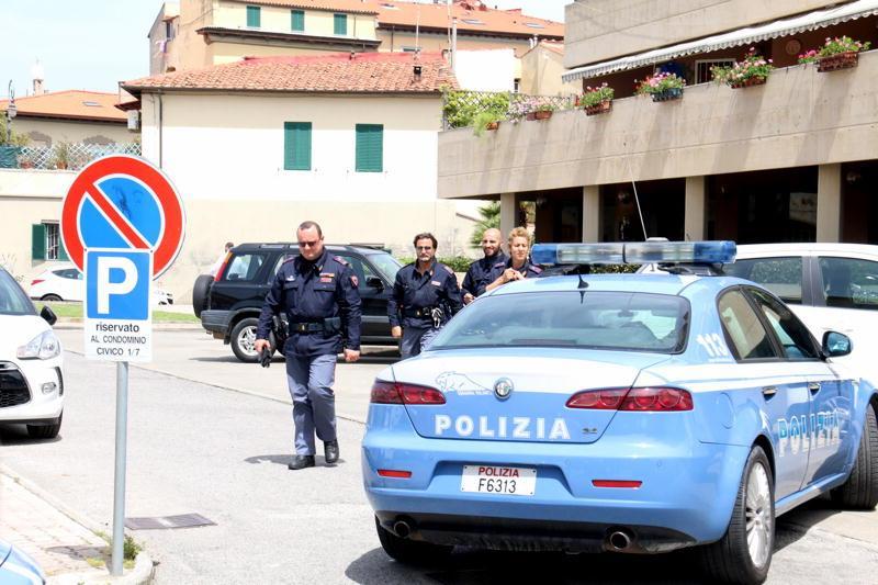 Poliziotti in via della Merdiana (Marzi/Pentafoto)