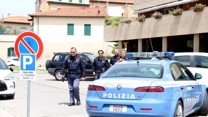 Poliziotti in via della Merdiana (Marzi/Pentafoto)