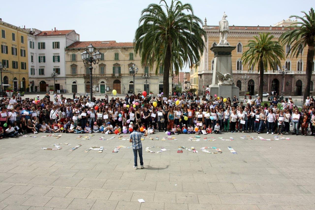 Sassari, flash mob in piazza d'Italia contro "La Buona Scuola" 
