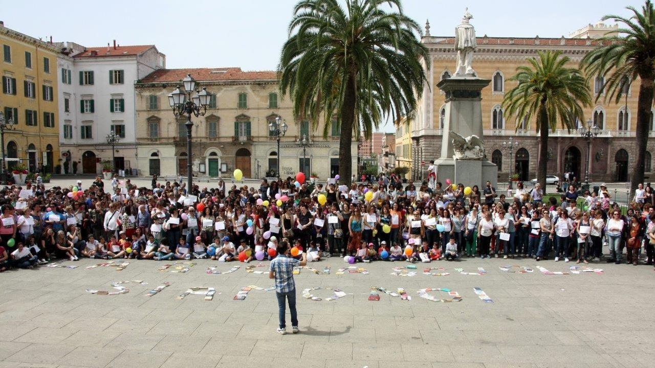 Sassari, flash mob in piazza d'Italia contro "La Buona Scuola" 