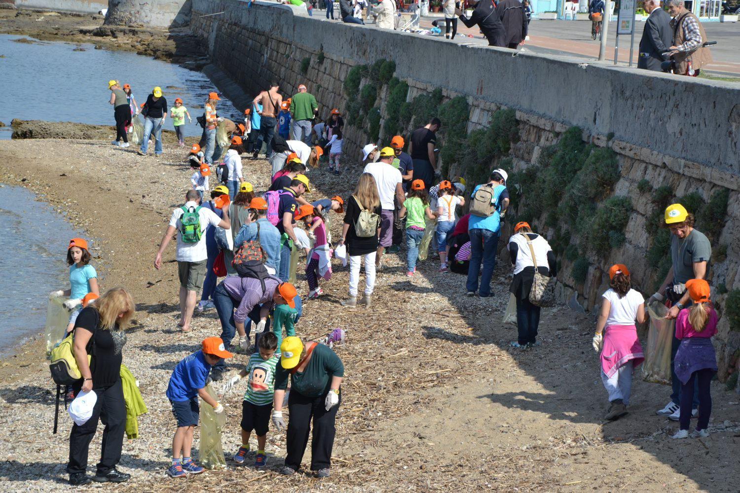 Bambini alle prese con le pulizie delle spiagge a Livorno