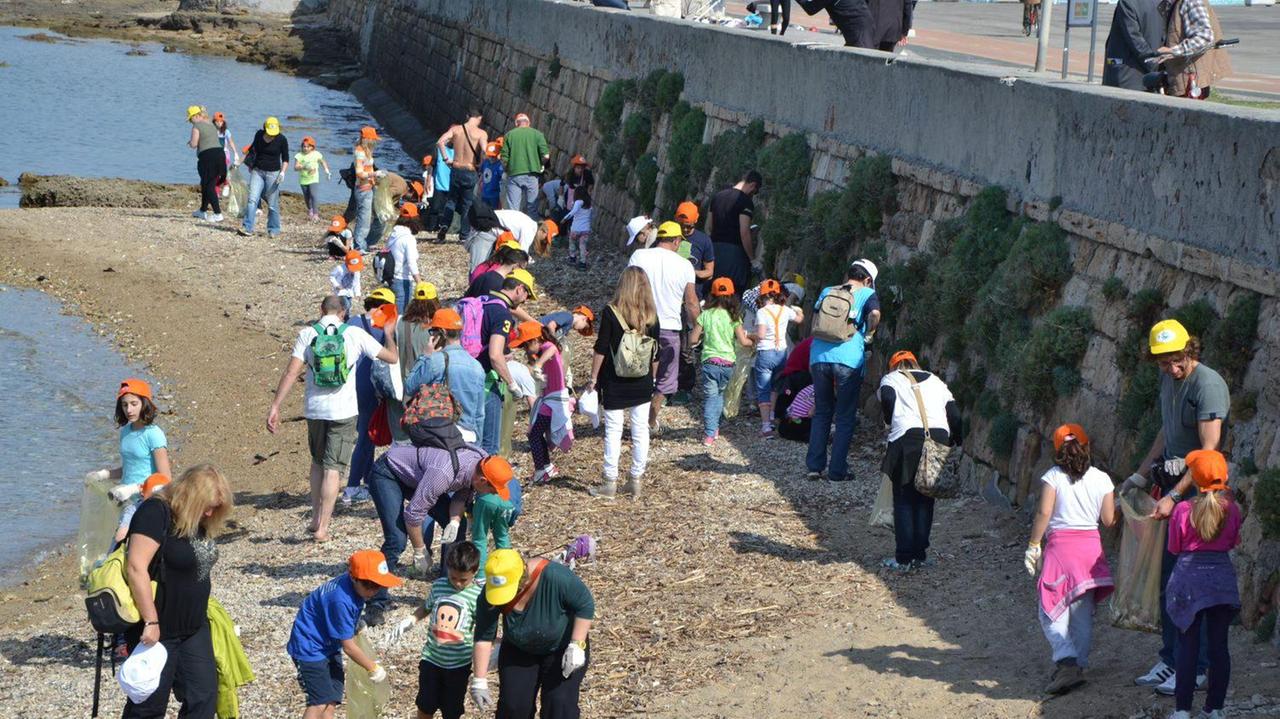Bambini alle prese con le pulizie delle spiagge a Livorno