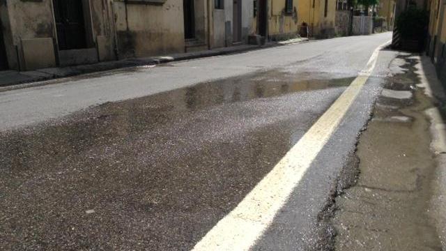 Le perdite d'acqua in via di Cantagallo (foto Batavia)