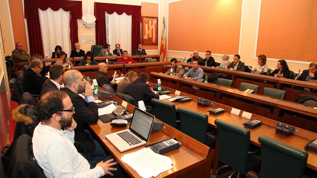 Una seduta del consiglio comunale di Alghero