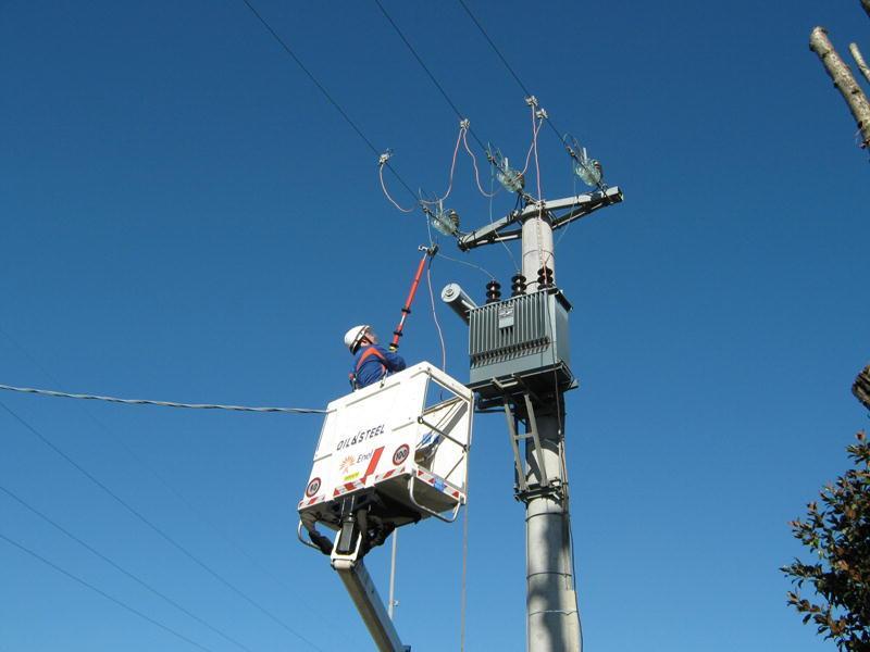 Tecnici Enel impegnati sulle linee in una foto d'archivio 