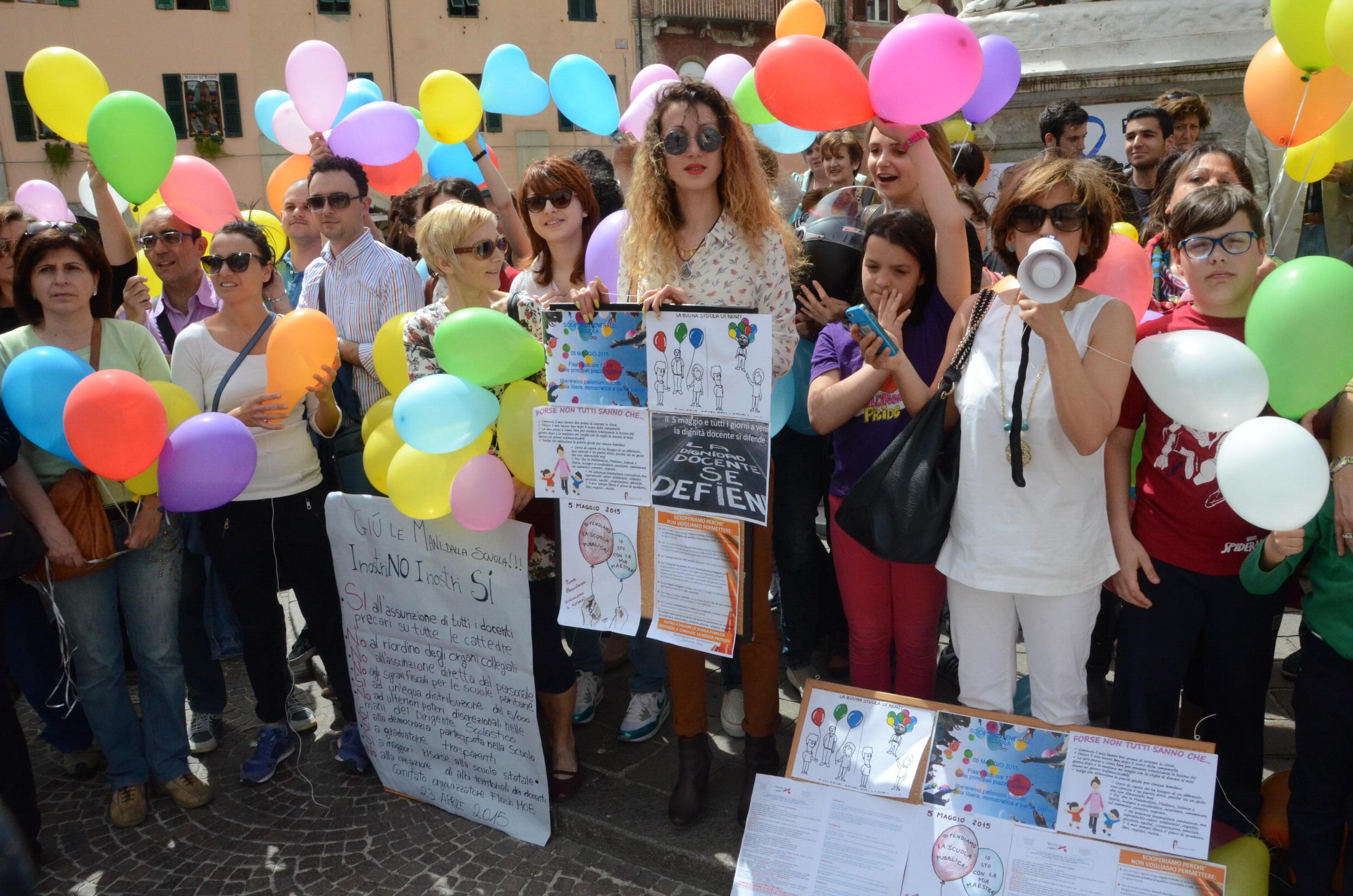 La protesta di insegnanti e studenti il 5 maggio in piazza Dante a Grosseto (foto Agenzia Bf)