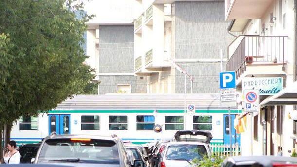 Auto ferme al passaggio a livello di via Tripoli