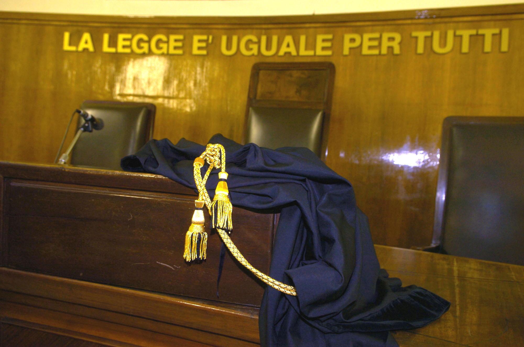 Una toga in Tribunale (archivio)