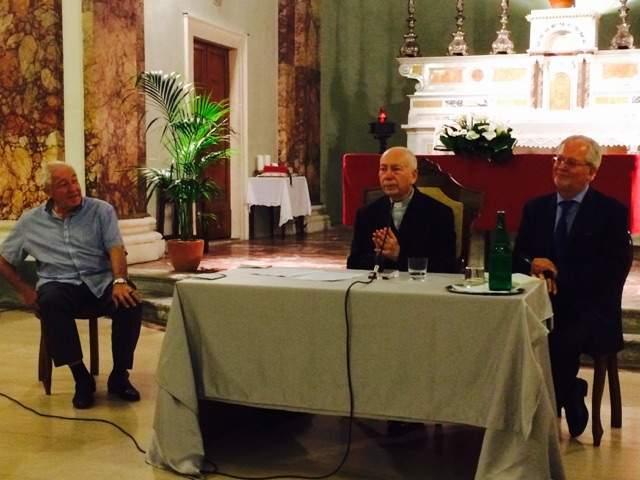 Il cardinale Francesco Coccopalmerio nella chiesa di San Piero Agliana