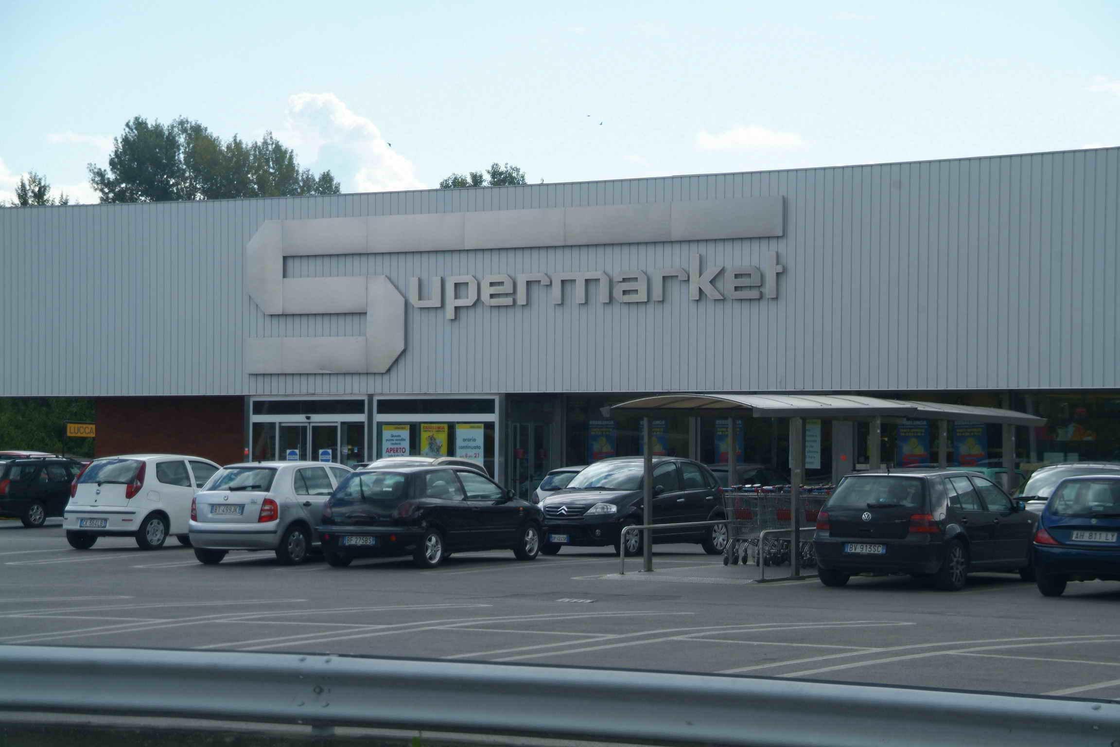 Il supermercato Esselunga di Lunata teatro della rapina all'anziana (Vip)