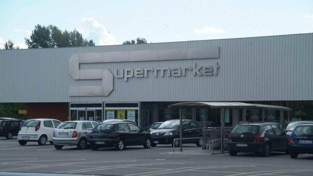 Il supermercato Esselunga di Lunata teatro della rapina all'anziana (Vip)