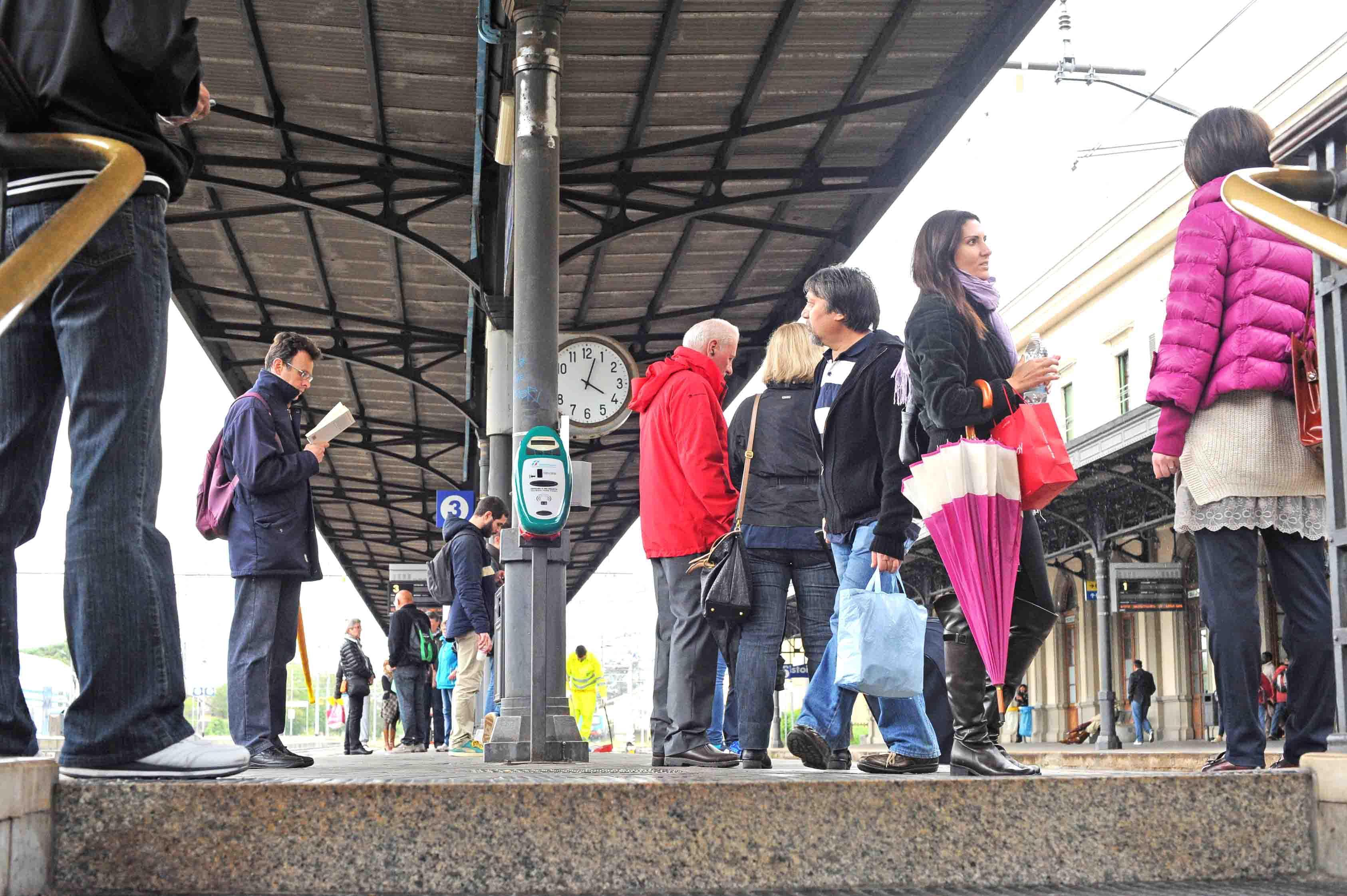 Viaggiatori alla stazione (foto Gori)