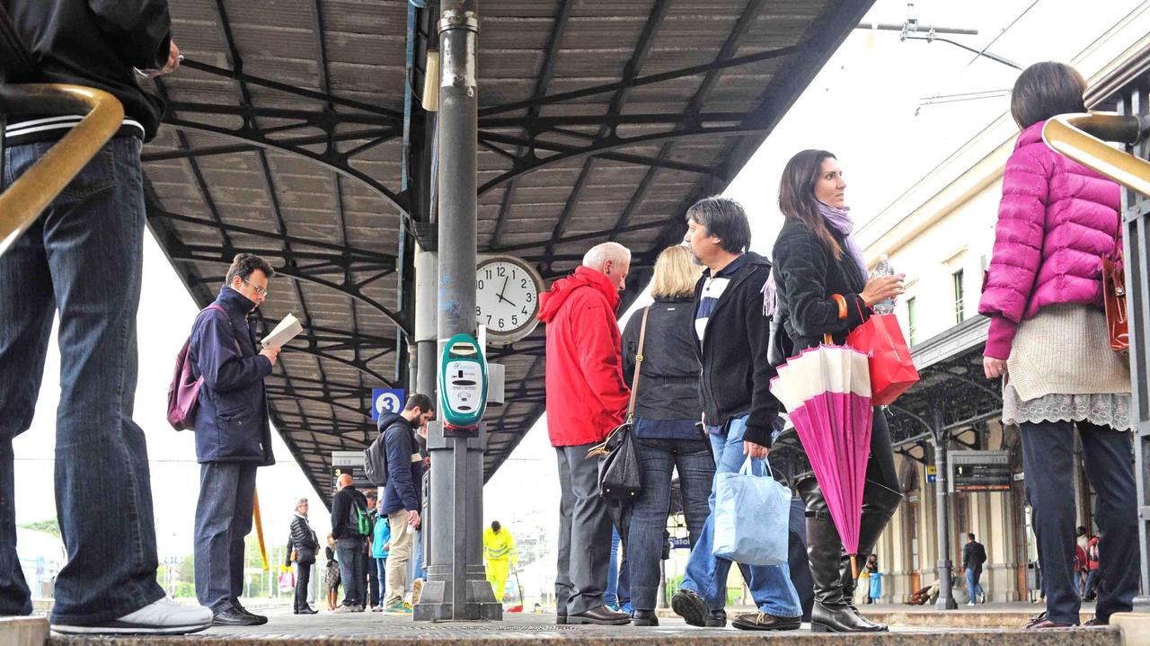 Viaggiatori alla stazione (foto Gori)