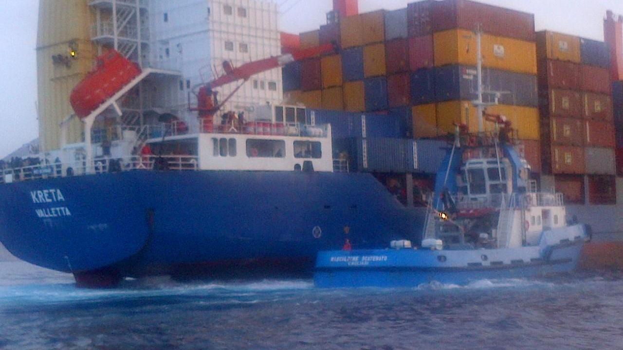 Il rimorchiatore del gruppo Onorato porta i viveri al mercantile maltese a largo di Tavolara