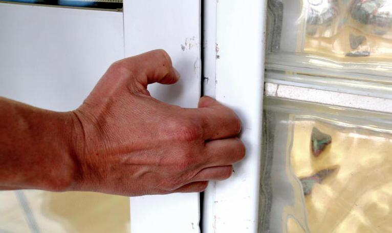 I ladri hanno forzato la porta laterale 