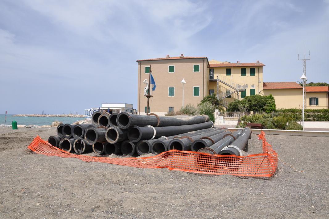 Parte dei tubi ammassati sulla spiaggia tra i Bisori e Villa Ginori 