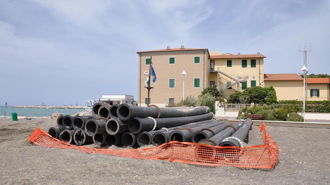 Parte dei tubi ammassati sulla spiaggia tra i Bisori e Villa Ginori