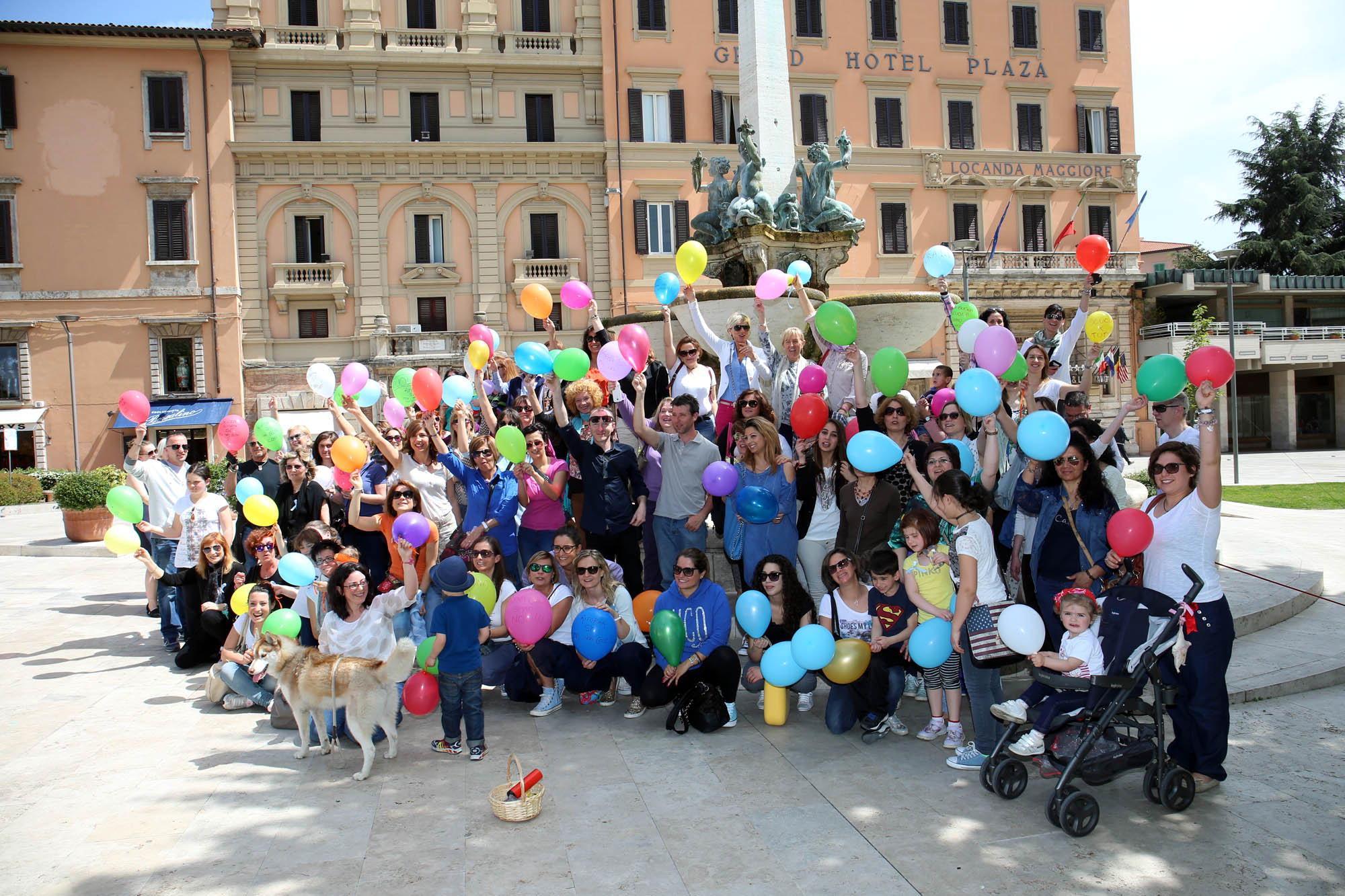 Foto di gruppo in piazza del Popolo per insegnanti e bambini (Nucci)