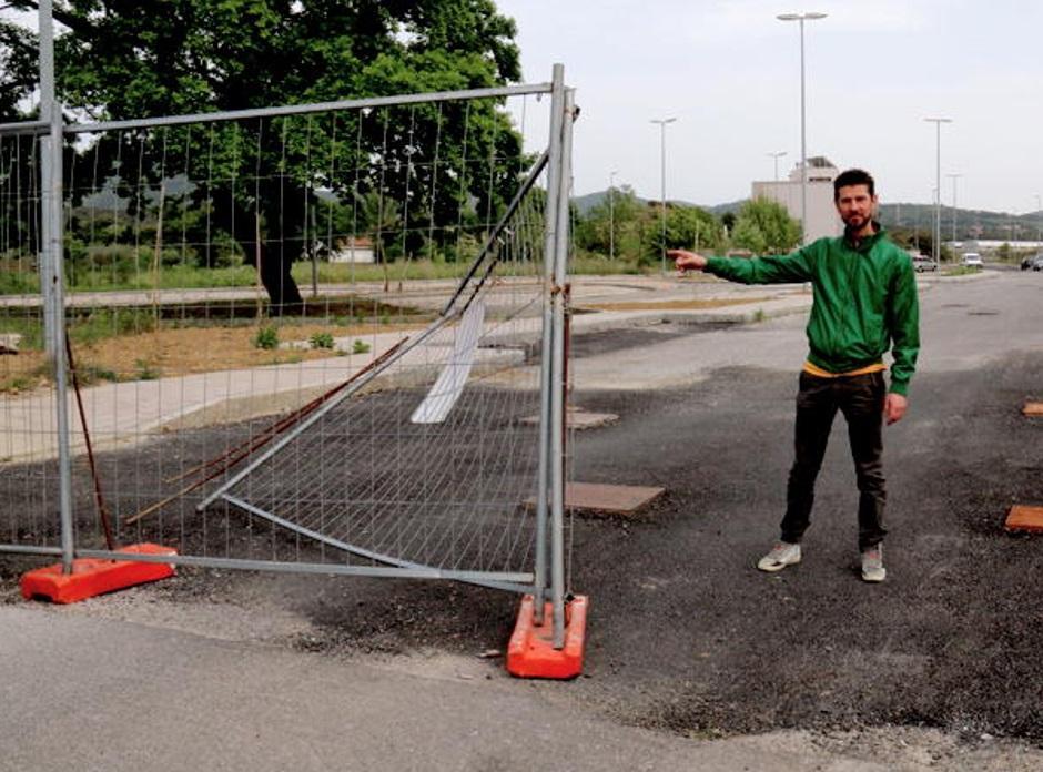 La transenna parzialmente divelta che sbarra l'accesso a via Romiti, nel nuovo quartiere del Borgo di Magrignano (Marzi Pentafoto) 