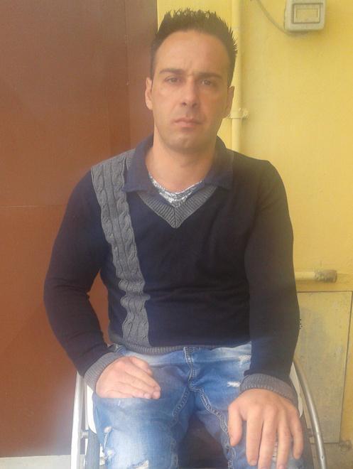 Su una sedia a rotelle e senza un lavoro 
