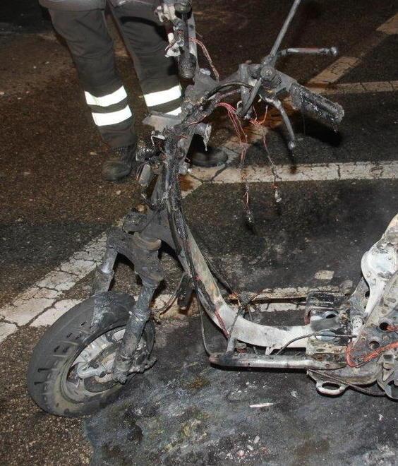 Rogo distrugge un motorino alla Ferruzza