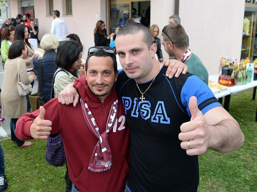 In aiuto del bimbo malato anche i rivali si abbracciano 
