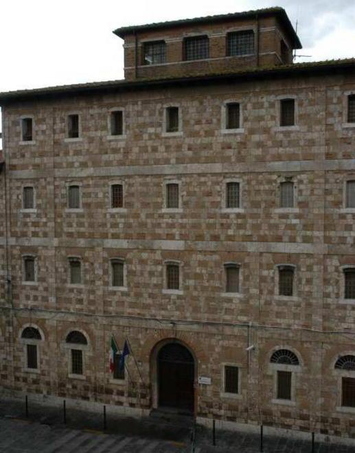 Lite in cella, agente resta ferito 