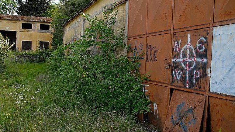 Ribolla, la memoria dei 43 minatori infangata da svastiche
